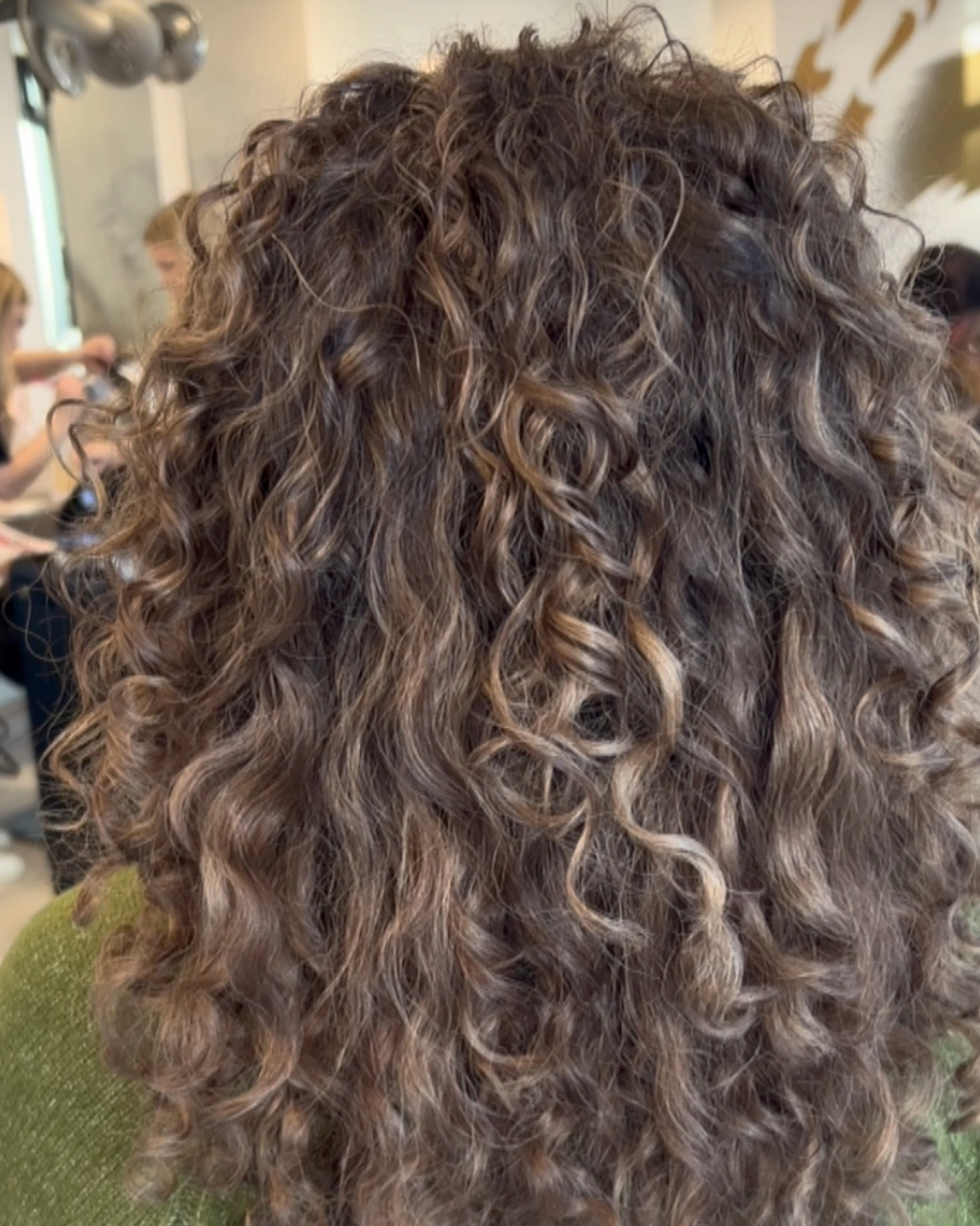Ergebnis nach der Behandlung: definierte, gleichmäßige Locken