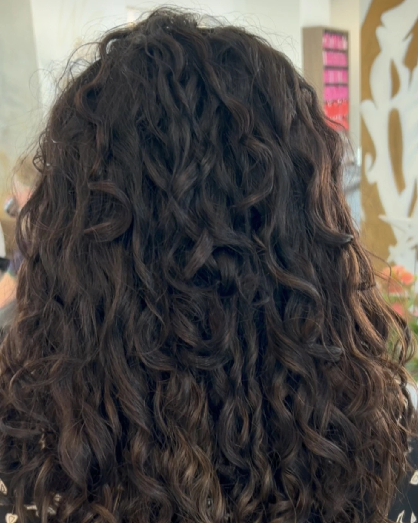 Ergebnis nach der Behandlung: geschmeidige, definierte Locken