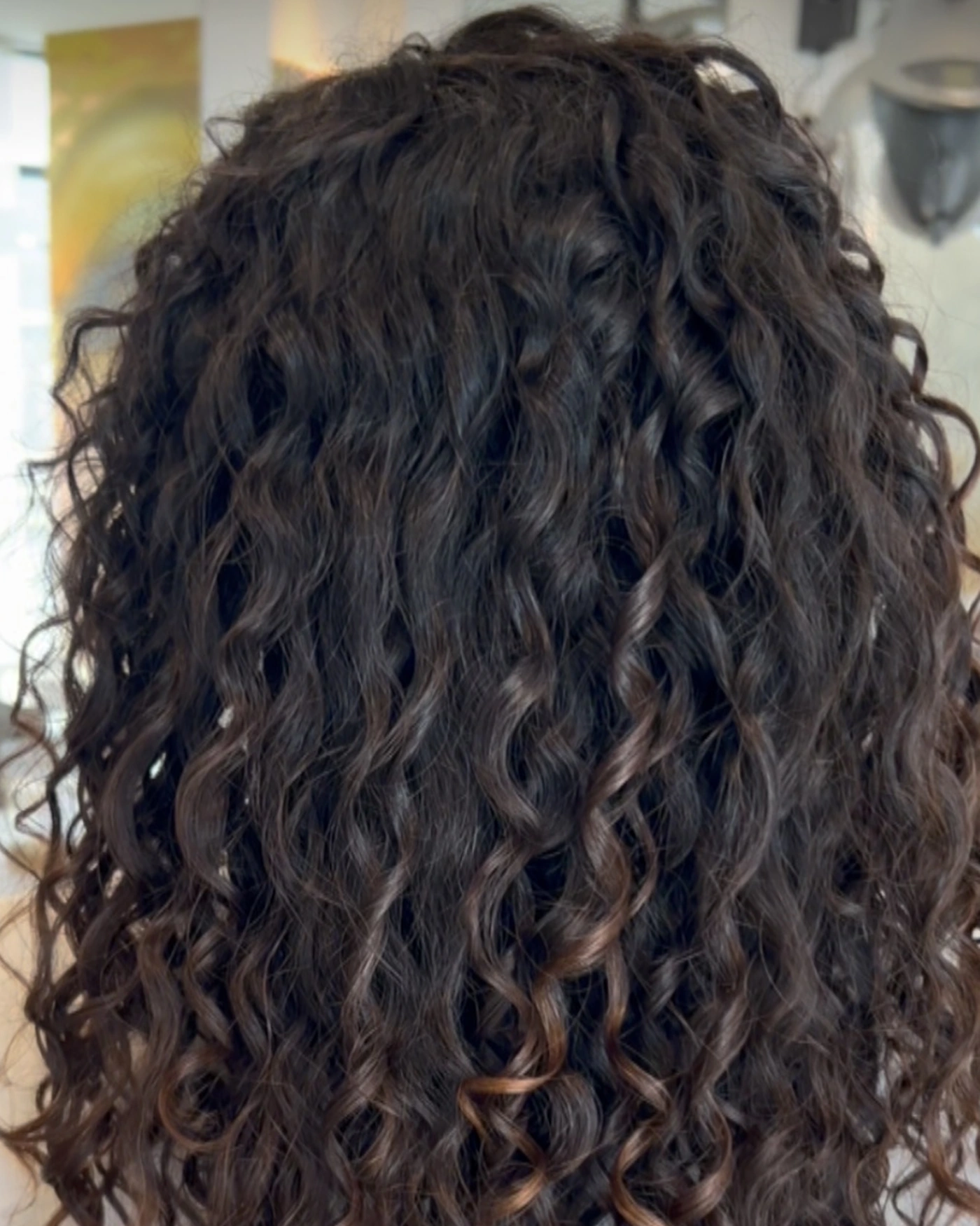 Ergebnis nach der Behandlung: glänzende, klar definierte Locken