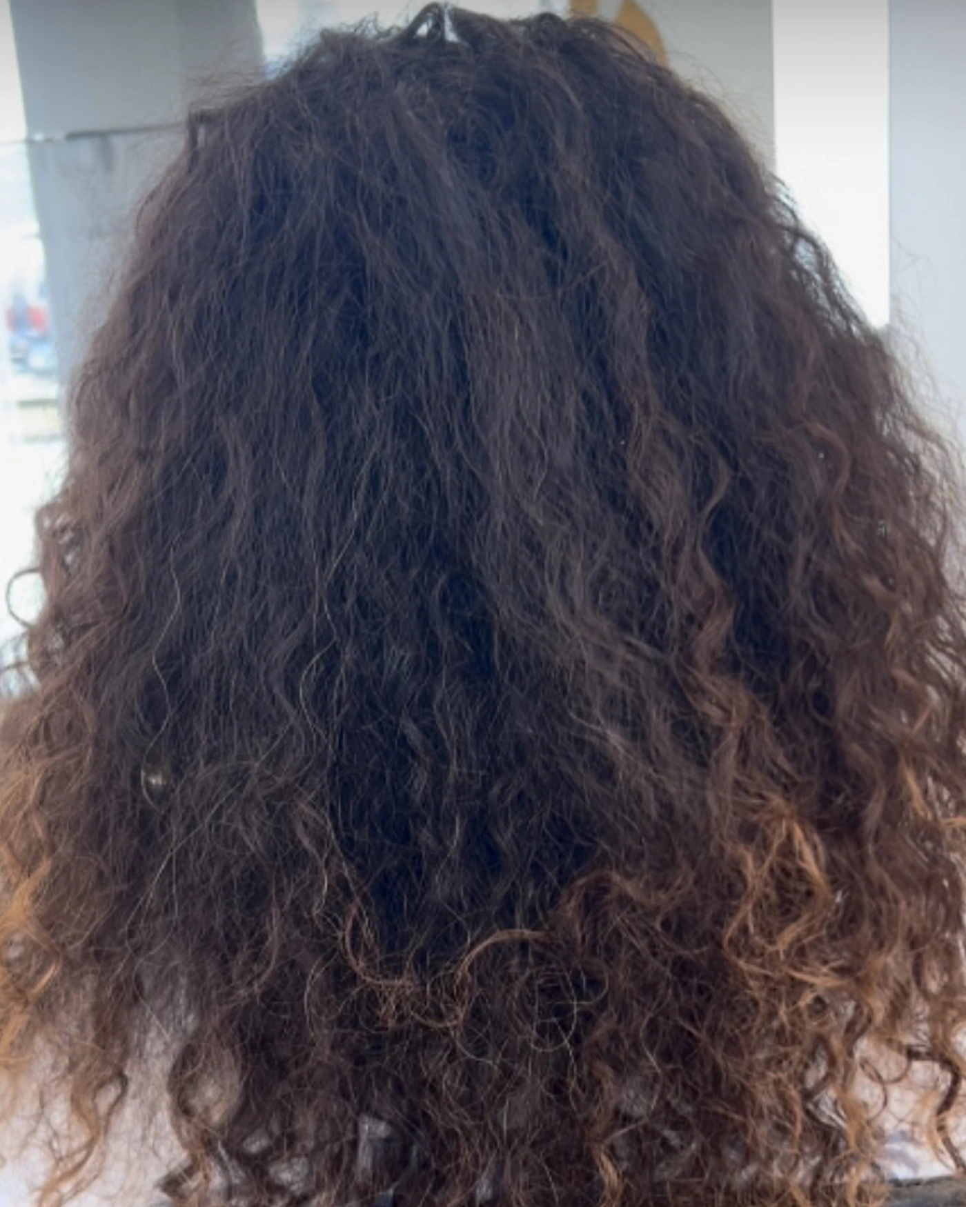 Lockiges Haar vor der Behandlung, matt und ohne Definition